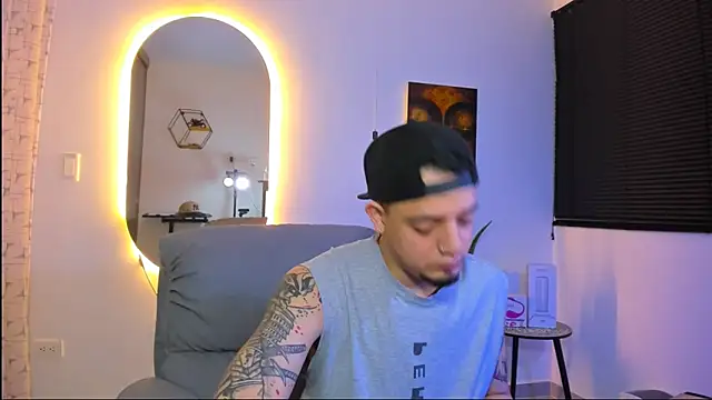 alejandro calderon1 online show from February 14, 2026, 4:02 am