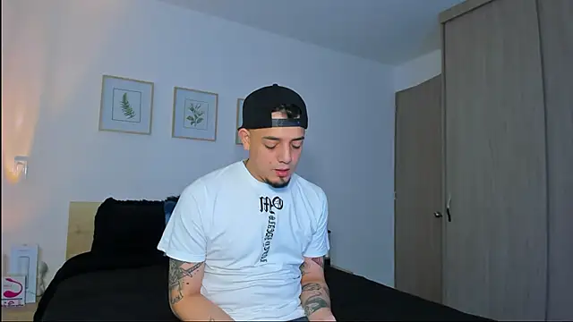 alejandro calderon1 online show from December 19, 2025, 4:27 am