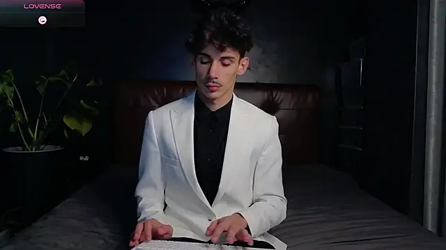 DanielCrush1 online show from November 10, 2025, 2:22 pm