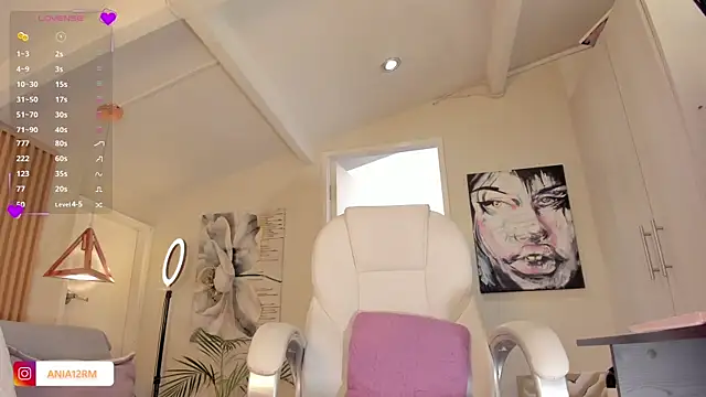 catalinasaiz online show from November 21, 2025, 1:54 pm