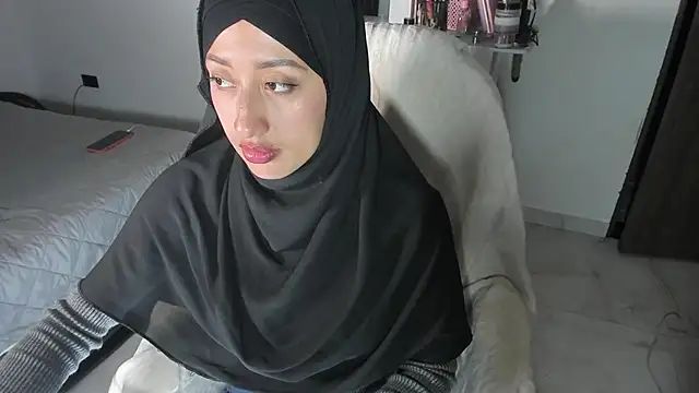 adila anich online show from February 10, 2026, 10:42 pm