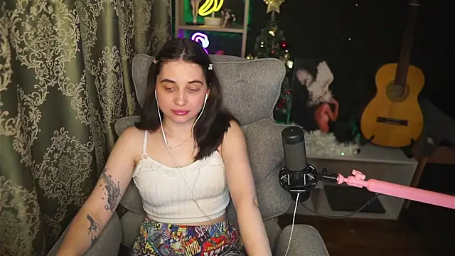 delicatedBailey online show from July 23, 2026, 3:04 am