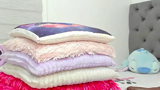 Elizabeth 18  online show from April 7, 2026, 3:30 am