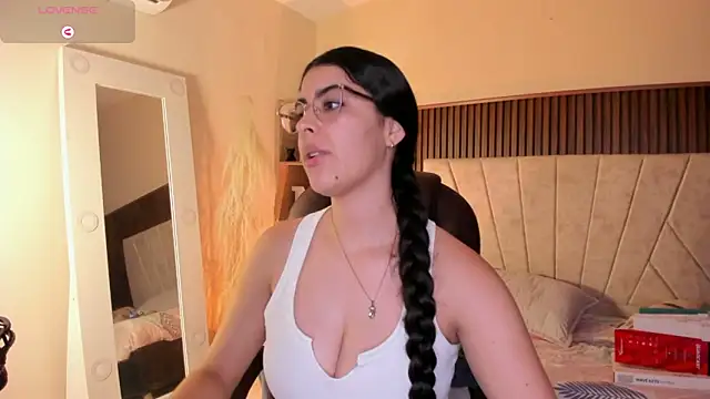 Snapshot of _Niah_ chatting on December 2, 2025, 7:48 pm Niah online show from December 2, 2025, 7:48 pm