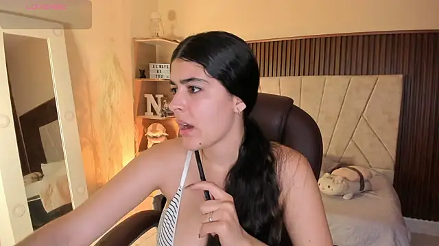 Snapshot of _Niah_ chatting on December 16, 2025, 7:40 pm Niah online show from December 16, 2025, 7:40 pm