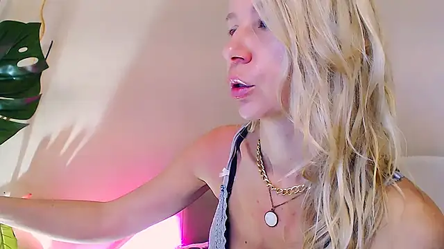Snapshot of OLIVIA_CANDY chatting on June 1, 2026, 5:07 am OLIVIA CANDY online show from June 1, 2026, 5:07 am