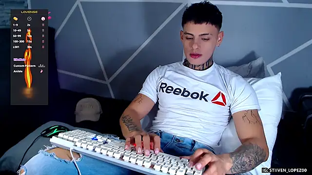 danilohot 19 online show from November 14, 2025, 4:49 am