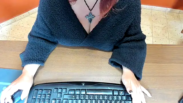 NikkiHolland online show from April 8, 2026, 8:05 am