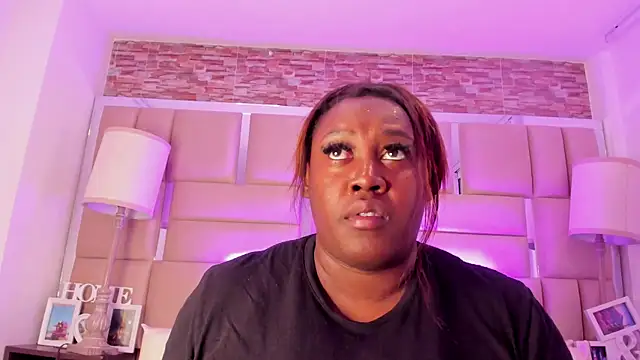 ShaniaBrownn online show from October 2, 2025, 7:39 pm