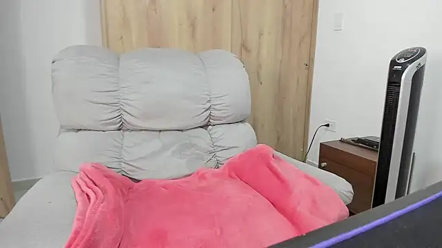 xspecialoomx online show from April 15, 2026, 7:58 pm