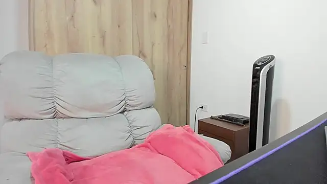 xspecialoomx online show from April 25, 2026, 7:44 pm