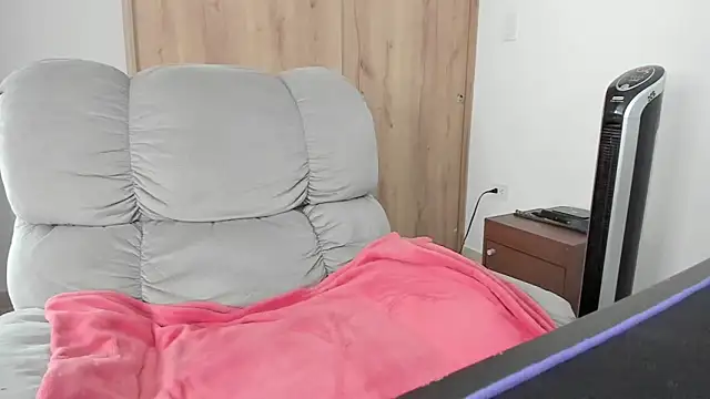 xspecialoomx online show from April 22, 2026, 2:13 pm