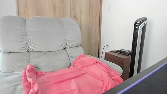 xspecialoomx online show from April 27, 2026, 7:23 pm