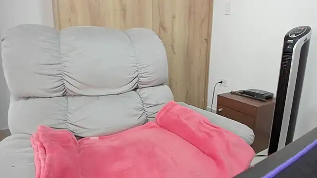 xspecialoomx online show from April 21, 2026, 1:39 pm