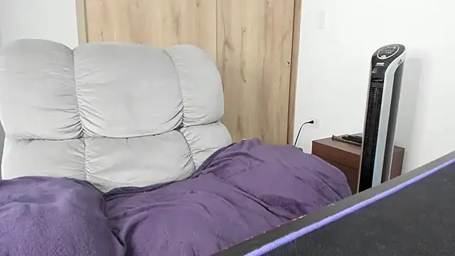 xspecialoomx online show from April 13, 2026, 7:40 pm