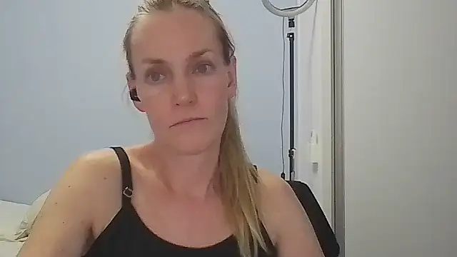 Snapshot of Annylove1 chatting on February 18, 2026, 12:19 am Annylove1 online show from February 18, 2026, 12:19 am