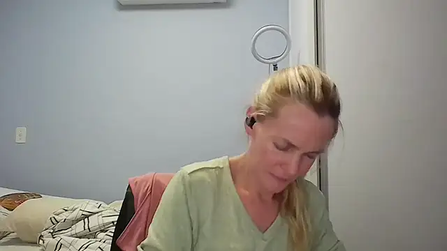 Snapshot of Annylove1 chatting on February 26, 2026, 12:21 am Annylove1 online show from February 26, 2026, 12:21 am