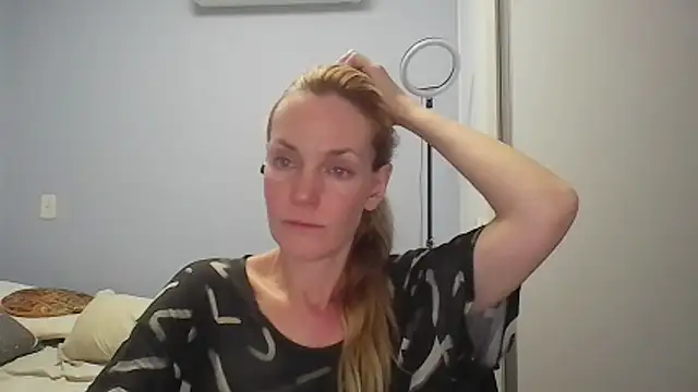 Annylove1 online show from April 6, 2026, 12:06 am