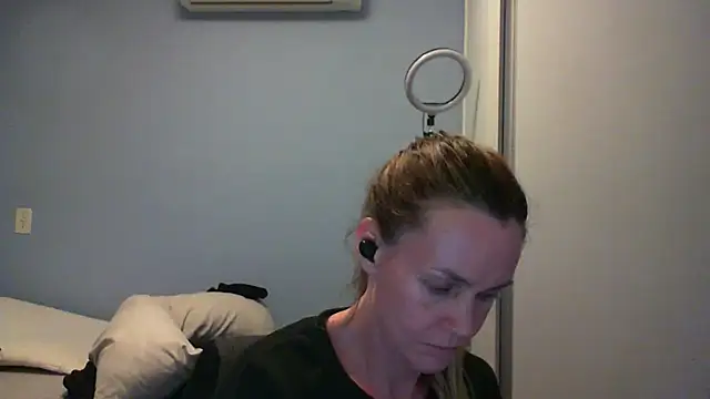 Annylove1 online show from November 10, 2025, 11:32 pm