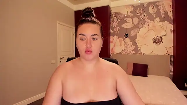 Roxie Bradley online show from October 8, 2025, 5:42 am