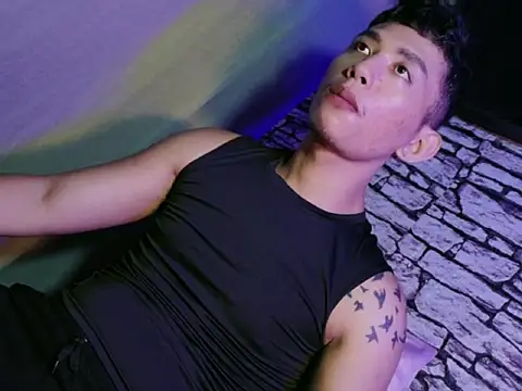 xlovercum online show from April 10, 2026, 1:07 pm