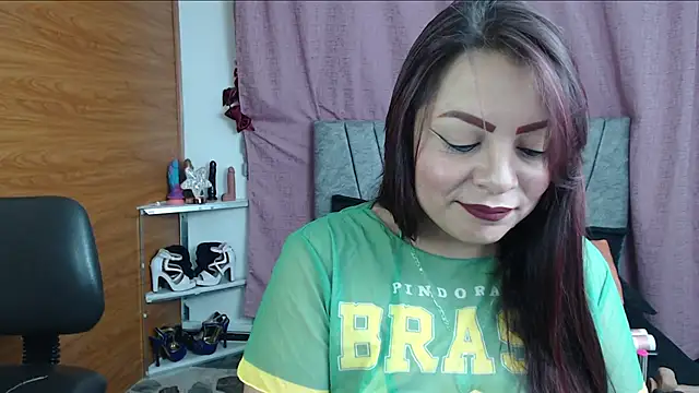 Snapshot of VIOLETTA-HOT chatting on November 14, 2025, 10:52 am VIOLETTA-HOT online show from November 14, 2025, 10:52 am