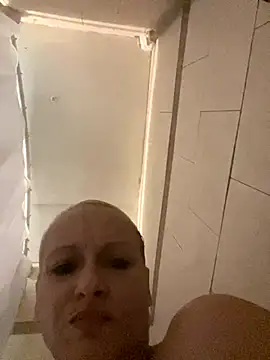 Jessiejames32 online show from November 2, 2025, 6:40 am