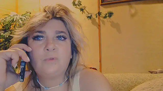 Snapshot of Malena_Mi chatting on November 11, 2025, 8:47 pm Malena Mi online show from November 11, 2025, 8:47 pm