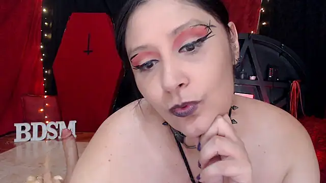 Snapshot of MonetKitty chatting on May 19, 2026, 7:32 pm MonetKitty online show from May 19, 2026, 7:32 pm
