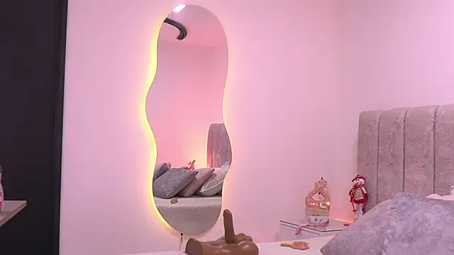 violeta aroca online show from December 22, 2025, 3:06 am