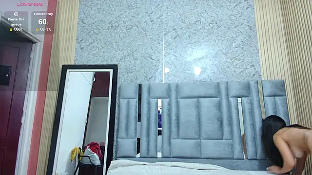 veronicaroose  online show from December 18, 2025, 12:42 pm