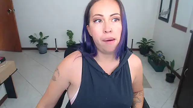 charlottezoe15 online show from June 12, 2026, 5:32 pm
