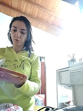 LunaZambrano online show from December 3, 2025, 12:26 pm