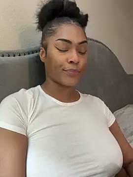 CandyLuxxxx online show from March 6, 2025, 1:37 am