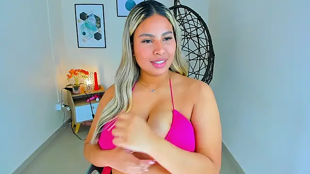 Snapshot of Carlota_peach chatting on February 14, 2025, 8:10 am Carlota peach online show from February 14, 2025, 8:10 am