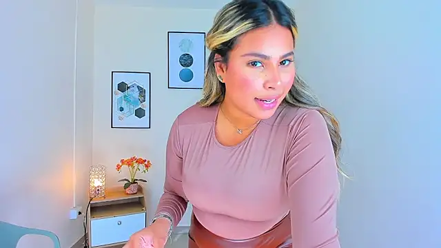 Snapshot of Carlota_peach chatting on March 16, 2025, 12:23 am Carlota peach online show from March 16, 2025, 12:23 am