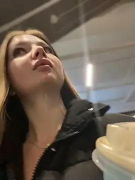 KrisMagnoly online show from October 25, 2025, 4:51 pm