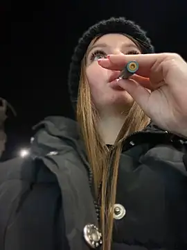 KrisMagnoly online show from October 19, 2025, 5:37 pm