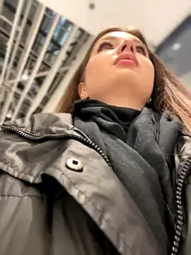 KrisMagnoly online show from November 14, 2025, 4:32 pm