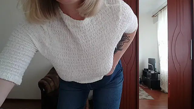 sensualEmilia online show from November 6, 2025, 10:41 am