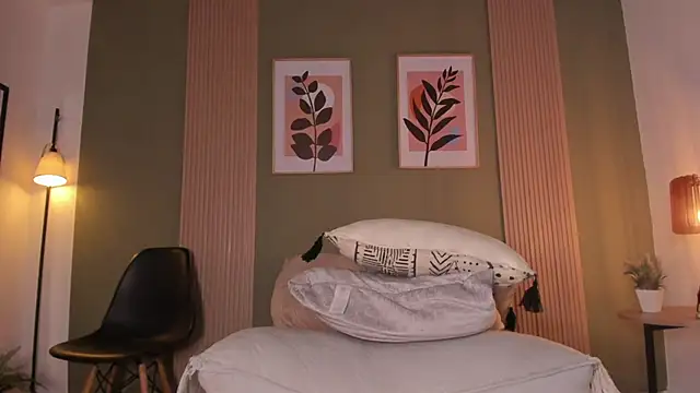 Antonellachic73 online show from December 4, 2024, 2:47 am