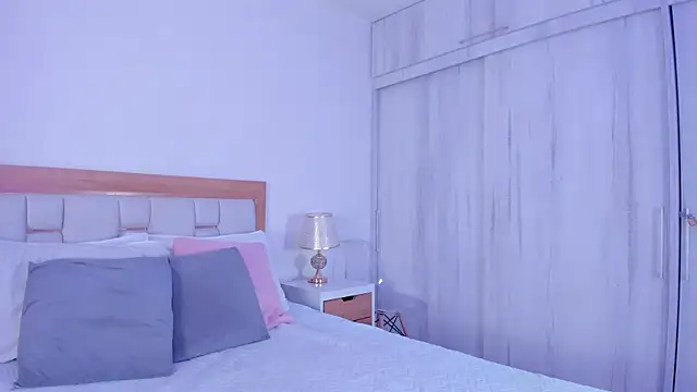 mia hank online show from November 12, 2025, 11:14 am