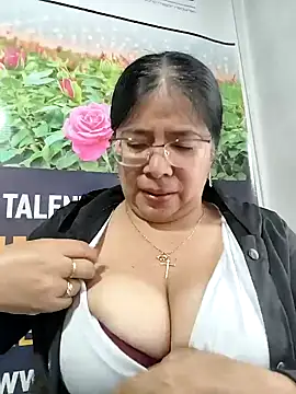   valentina18 online show from May 14, 2026, 12:02 pm