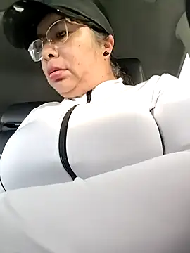   valentina18 online show from May 12, 2026, 11:38 am