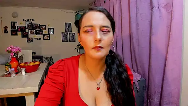 Snapshot of emma_luxy chatting on February 18, 2026, 12:19 am emma luxy online show from February 18, 2026, 12:19 am