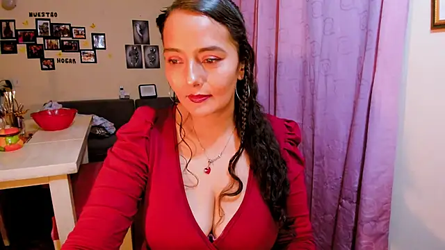 Snapshot of emma_luxy chatting on February 25, 2026, 4:45 am emma luxy online show from February 25, 2026, 4:45 am