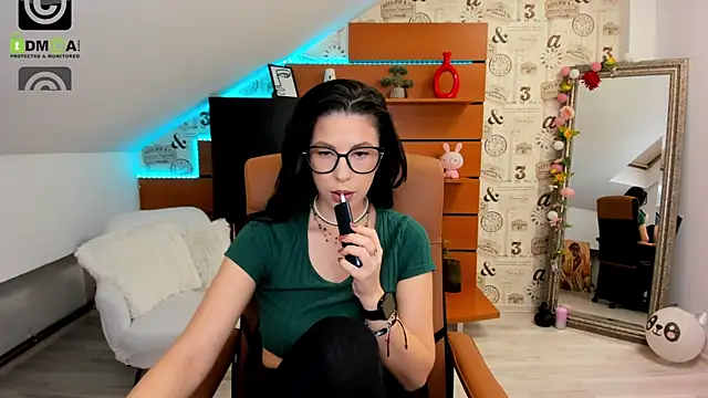 EmillyTaylor online show from November 6, 2025, 5:00 am