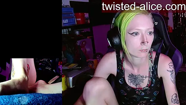 alicewonder09 online show from May 17, 2026, 2:55 am