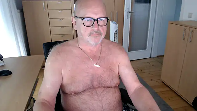 Snapshot of V2_Rotate chatting on July 13, 2026, 10:14 am V2 Rotate online show from July 13, 2026, 10:14 am