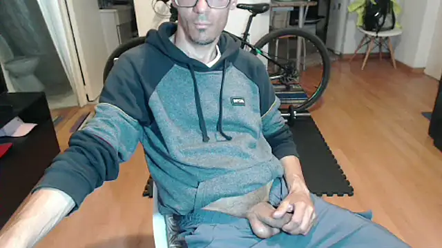 Snapshot of guachin_hunk chatting on October 1, 2025, 4:39 am guachin hunk online show from October 1, 2025, 4:39 am